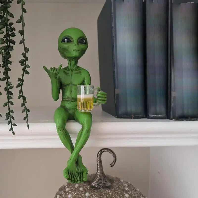 Funny Alien Statue Sculpture Garden Landscaping Yard Art Ornament Resin Beer Drinking Alien Sculpture Desktop Decoration